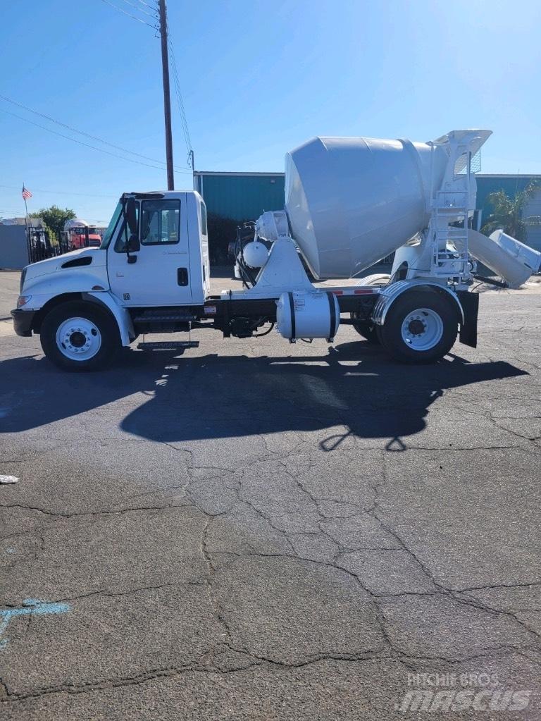 International 4300 Platós / Ponyvás teherautók