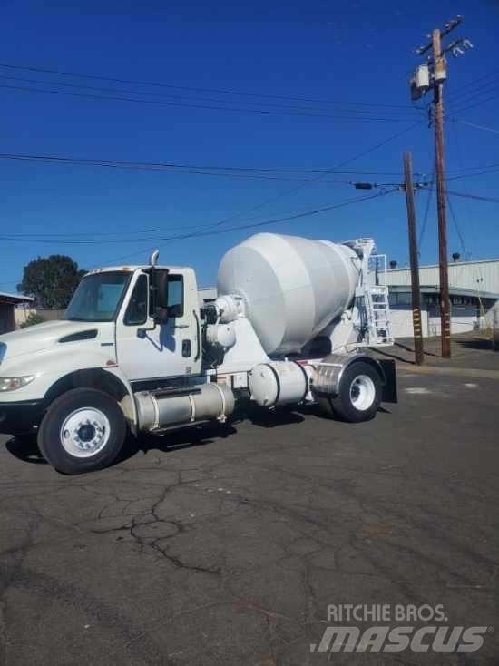 International 4300 Platós / Ponyvás teherautók