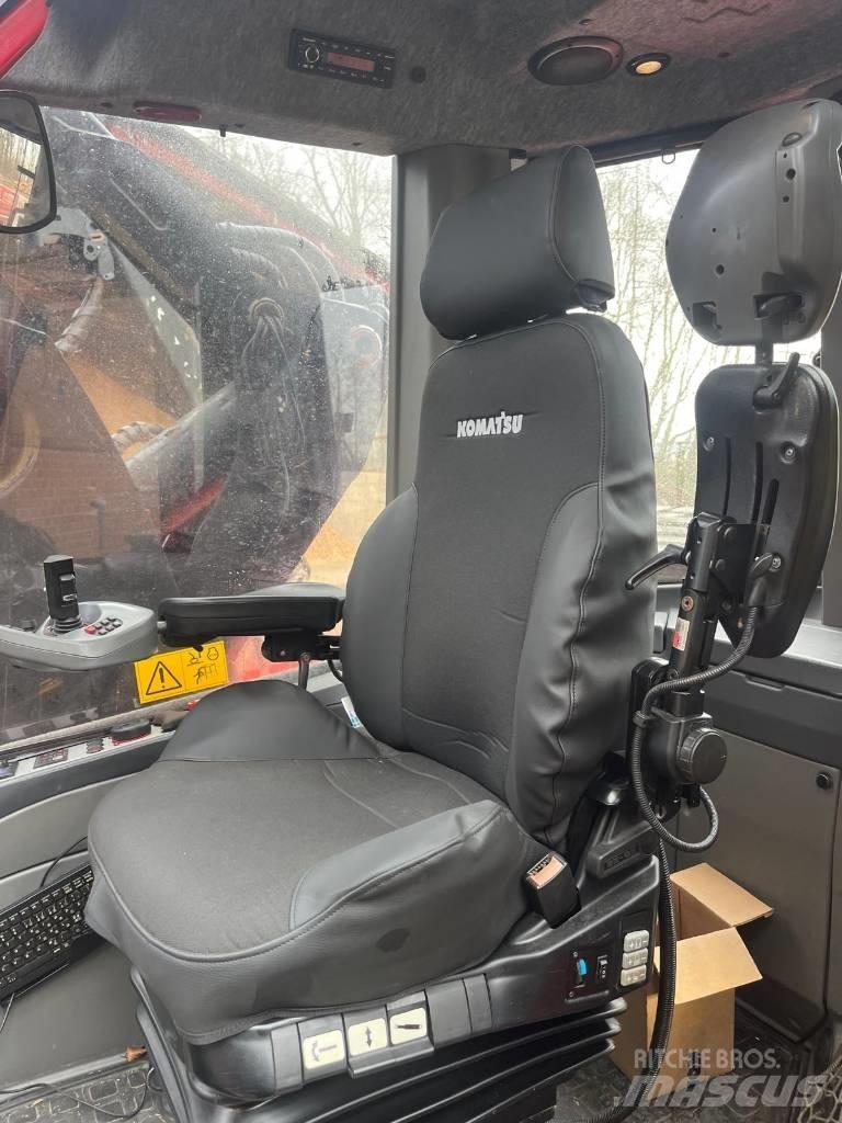 Komatsu 931 XC Betakarítók