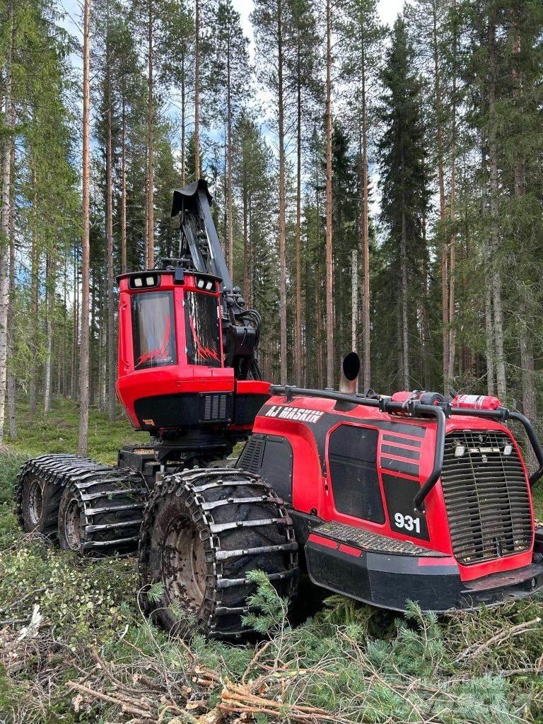 Komatsu 931 Betakarítók