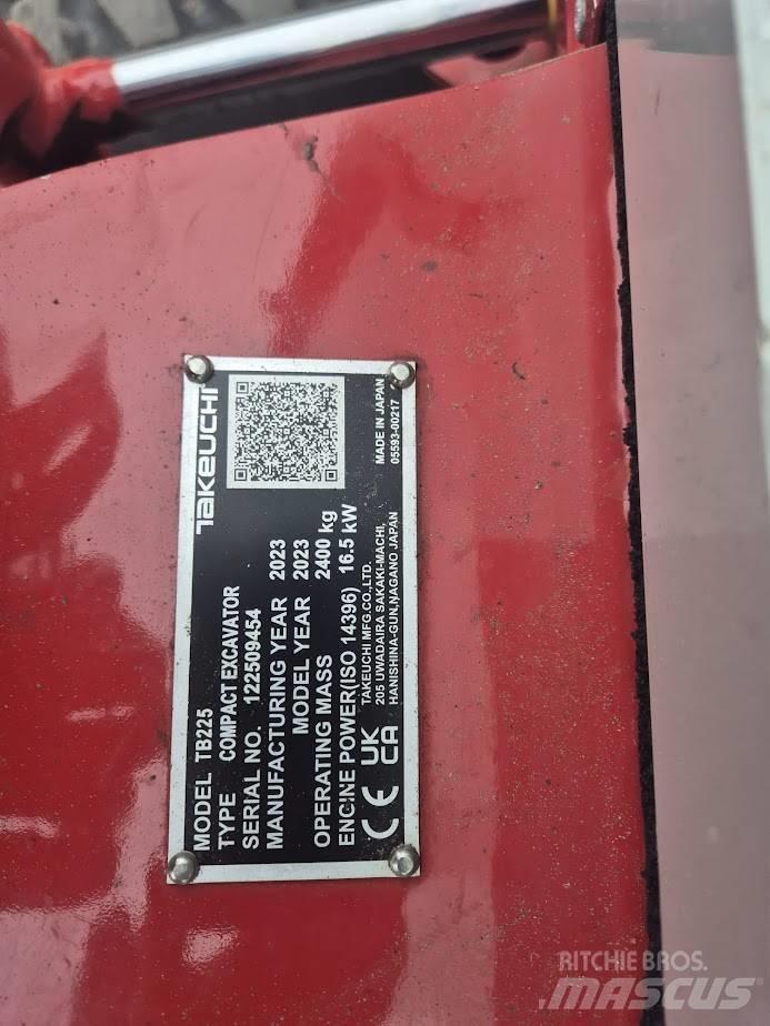 Takeuchi TB 225 Mini kotrók < 7t