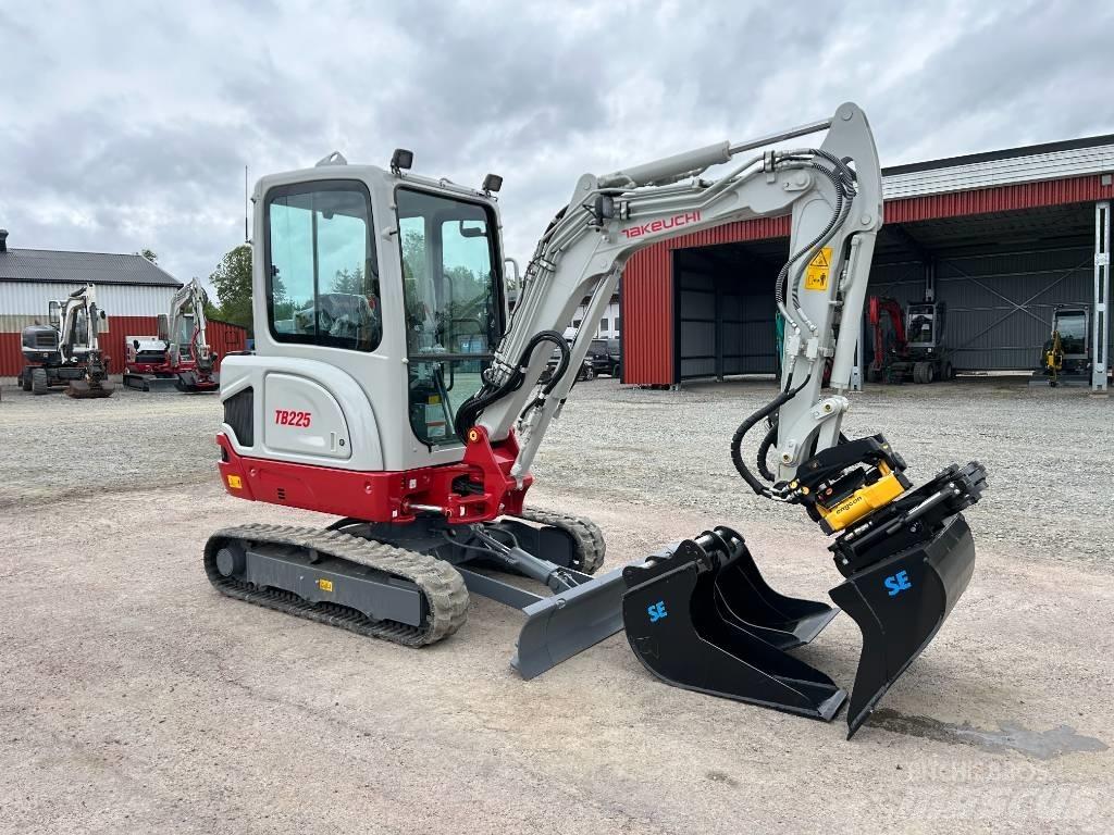 Takeuchi TB225 Mini kotrók < 7t