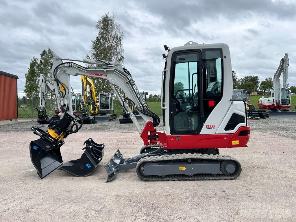 Takeuchi TB225 Mini kotrók < 7t