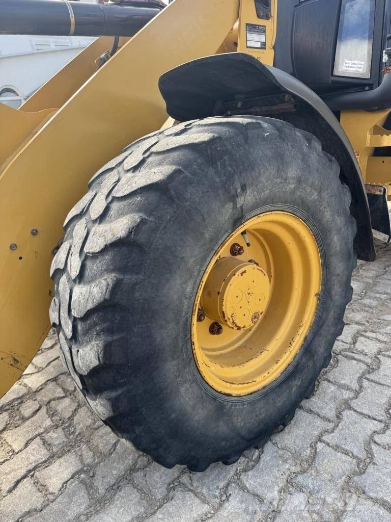 CAT 908M Gumikerekes homlokrakodók