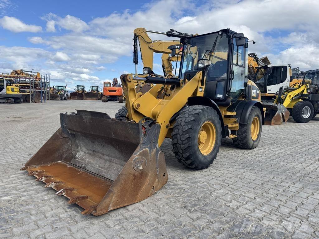 CAT 908M Gumikerekes homlokrakodók