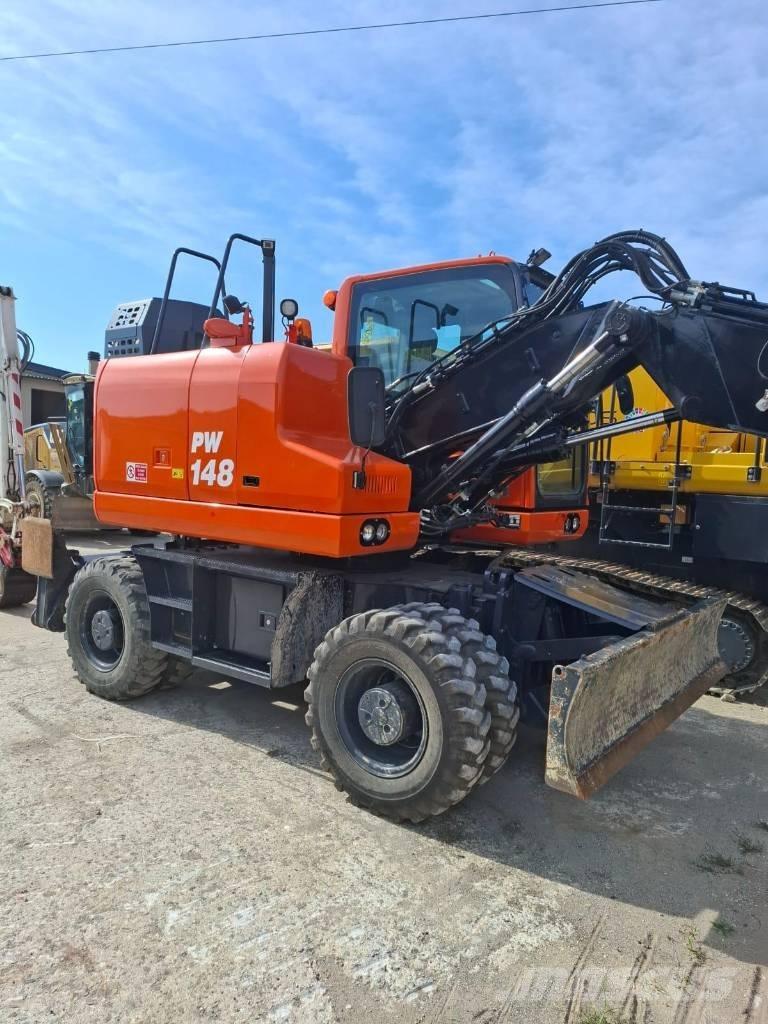 Komatsu PW 148-11 Gumikerekes kotrók