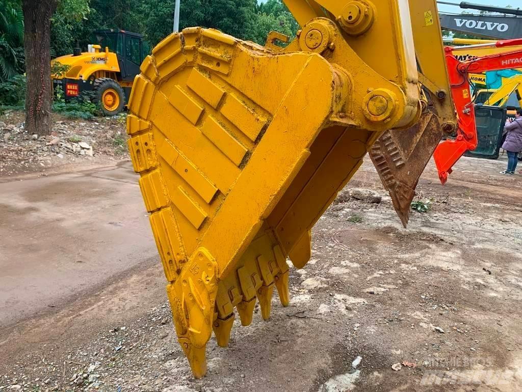 CAT 323 D L Lánctalpas kotrók