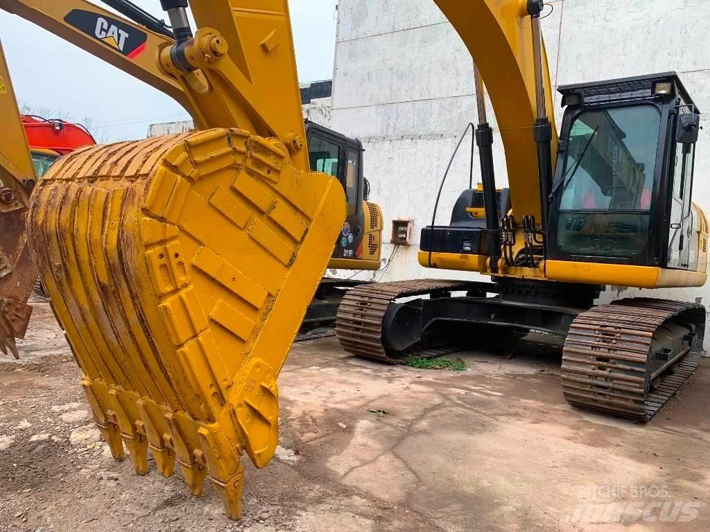 CAT 323 D L Lánctalpas kotrók