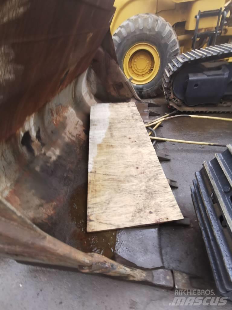 CAT 966E Gumikerekes homlokrakodók