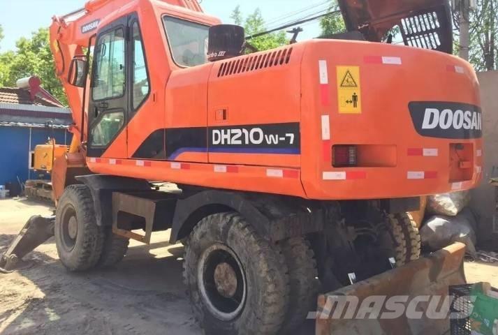 Doosan DH210W Gumikerekes kotrók