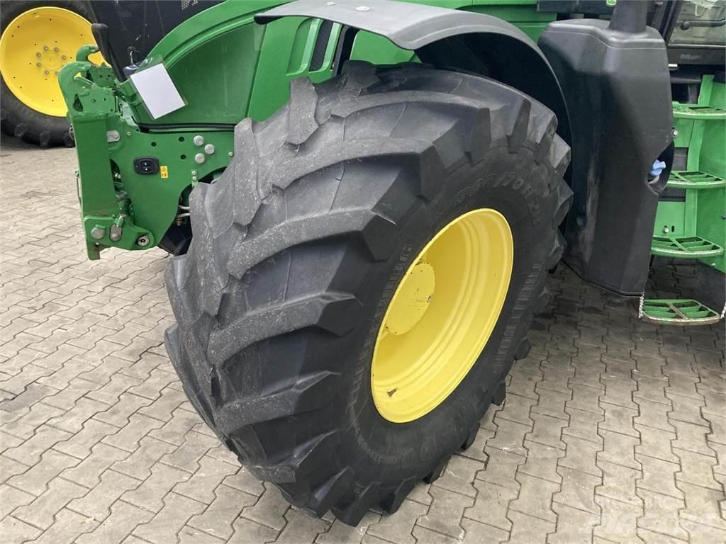 John Deere 6215R Traktorok
