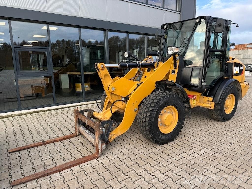 CAT 906M Gumikerekes homlokrakodók