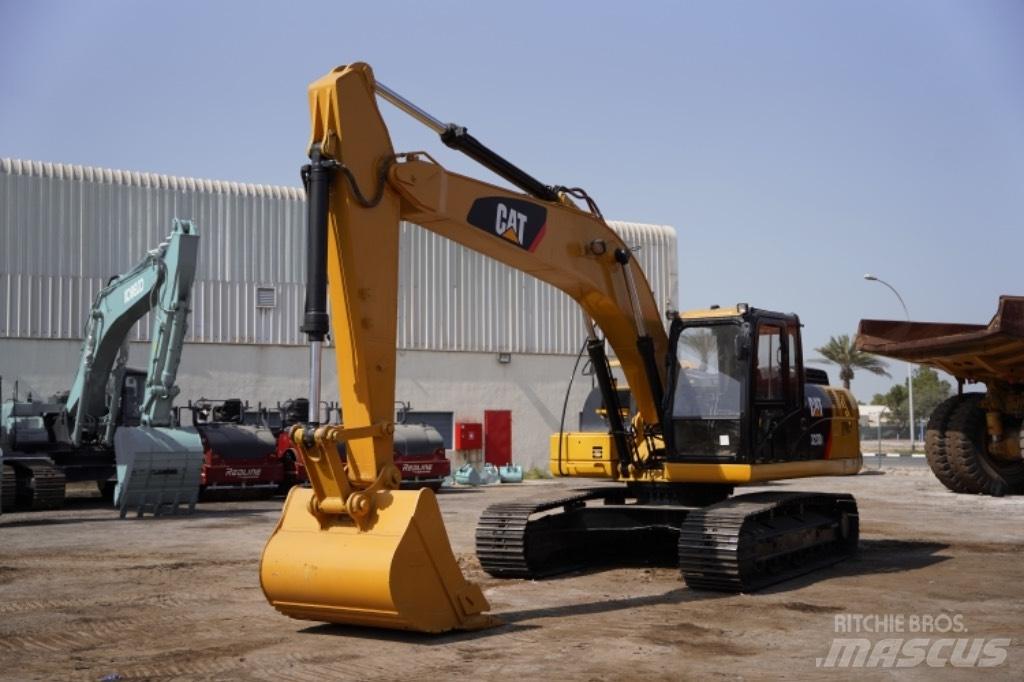 CAT 323D3 Gumikerekes kotrók