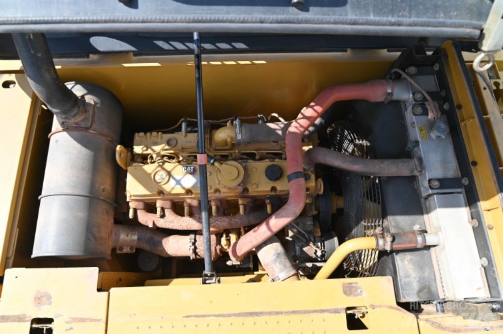 CAT 323D3 Gumikerekes kotrók