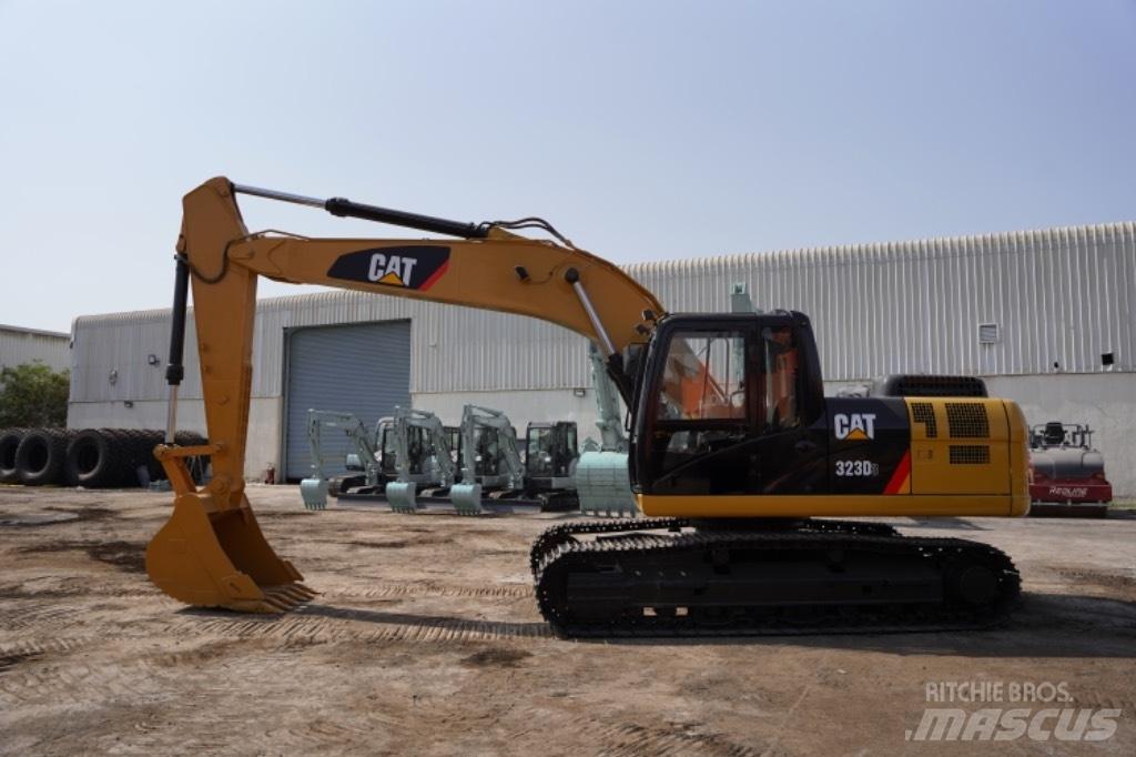 CAT 323D3 Gumikerekes kotrók