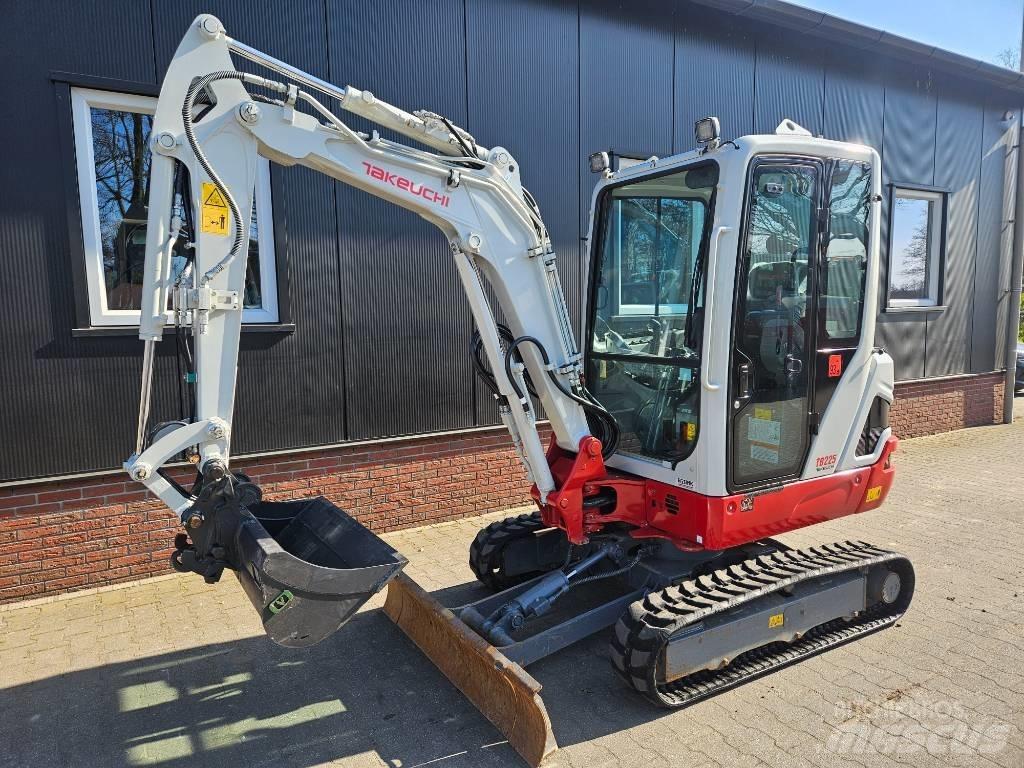 Takeuchi TB 225 Mini kotrók < 7t