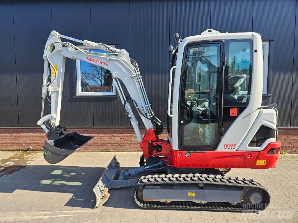 Takeuchi TB 225 Mini kotrók < 7t
