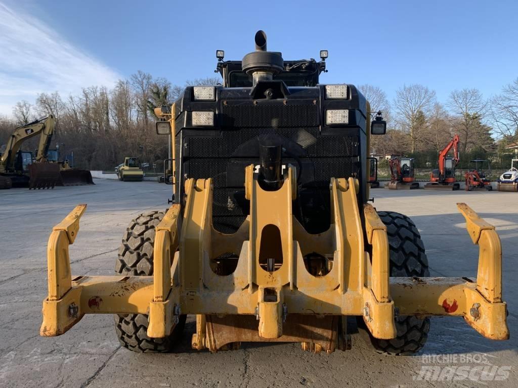 CAT 140 M 3 Gréderek