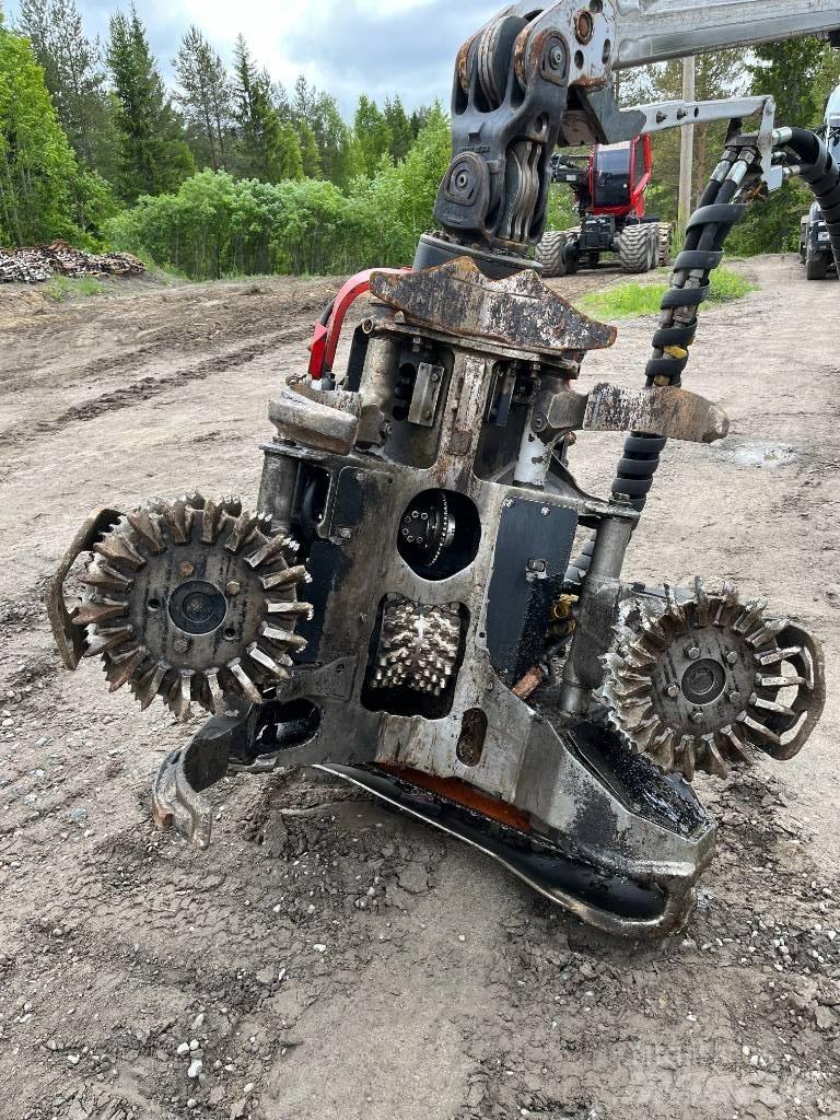 Komatsu 901 Betakarítók