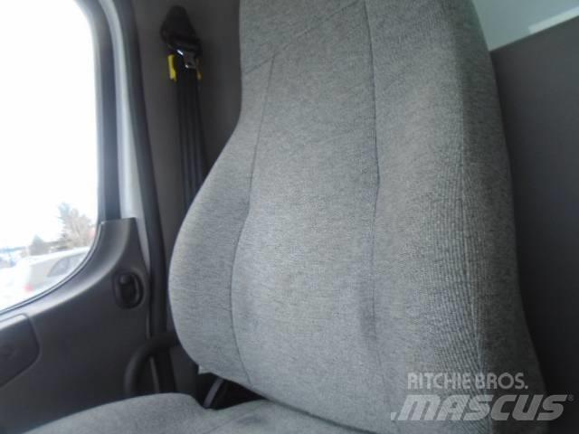Freightliner M 106 Dobozos teherautók