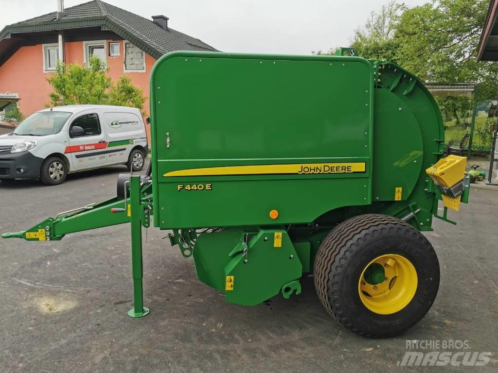 John Deere F440E Körbálázók
