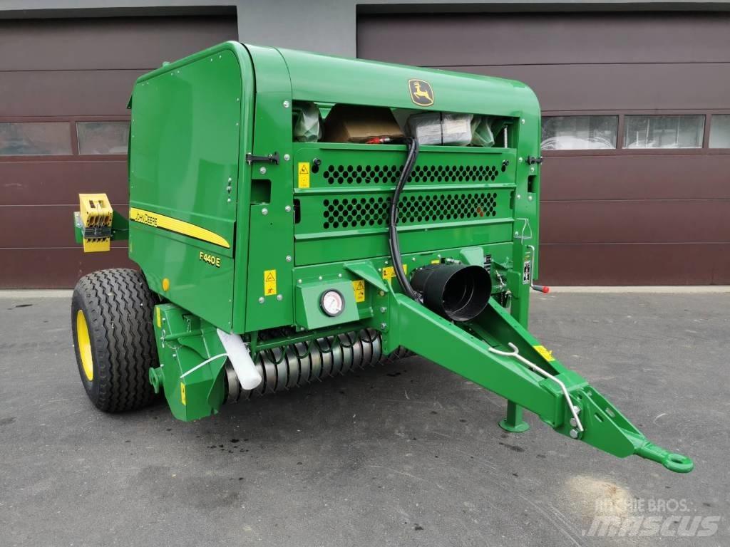 John Deere F440E Körbálázók