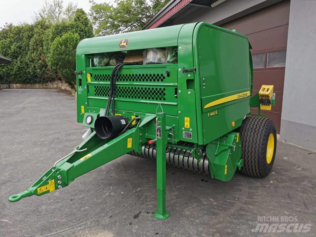 John Deere F440E Körbálázók