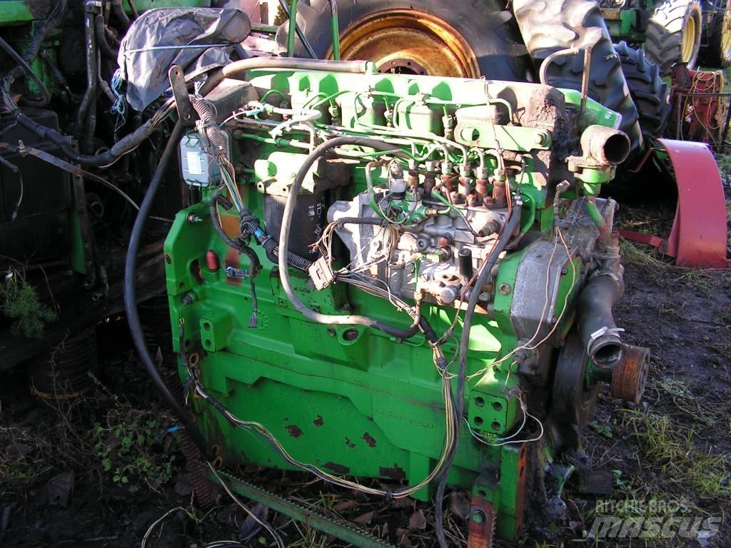 John Deere 8100 Motorok