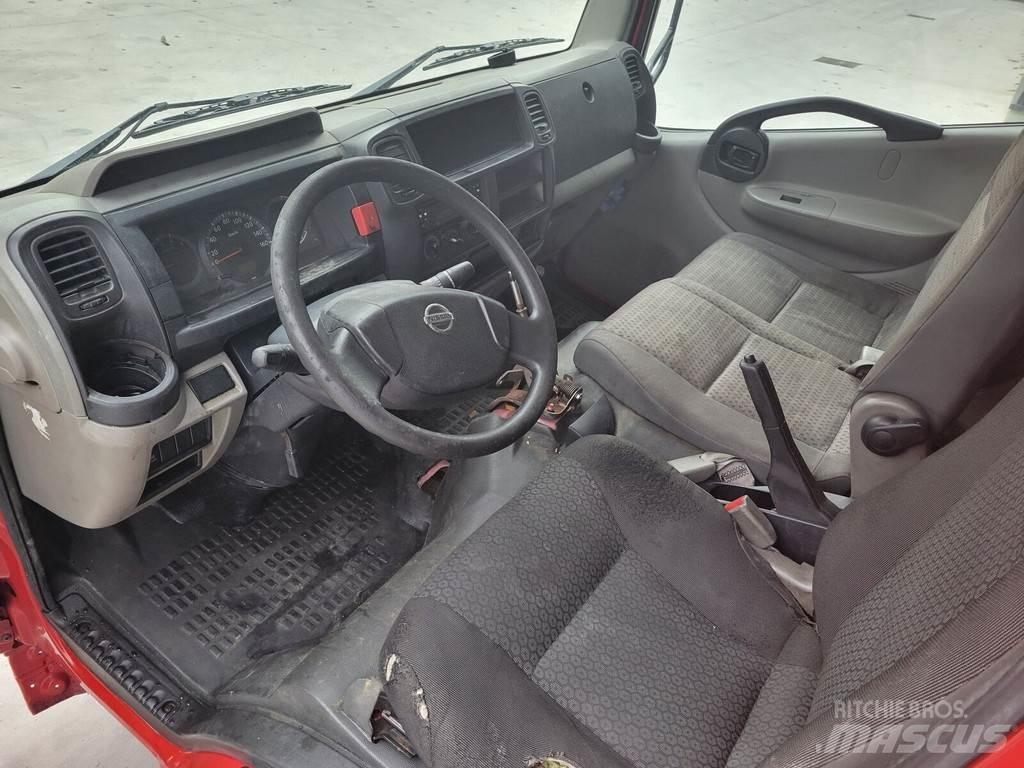 Nissan Cabstar Vezetőfülke és belső tartozékok