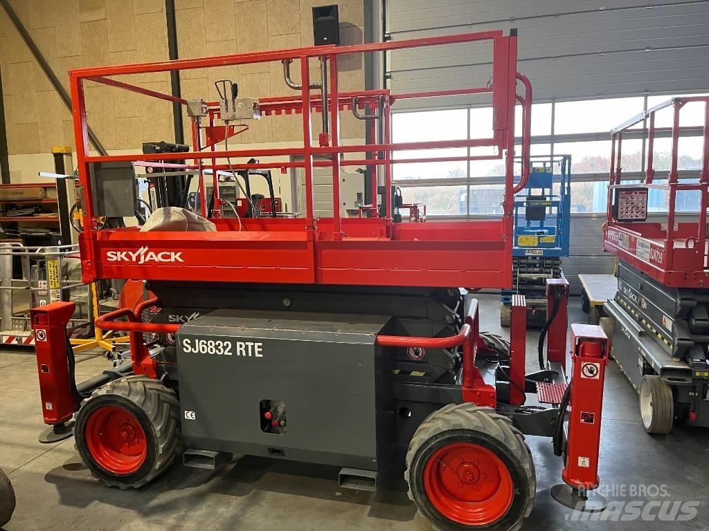 SkyJack SJ 6832 RTE Ollós emelők