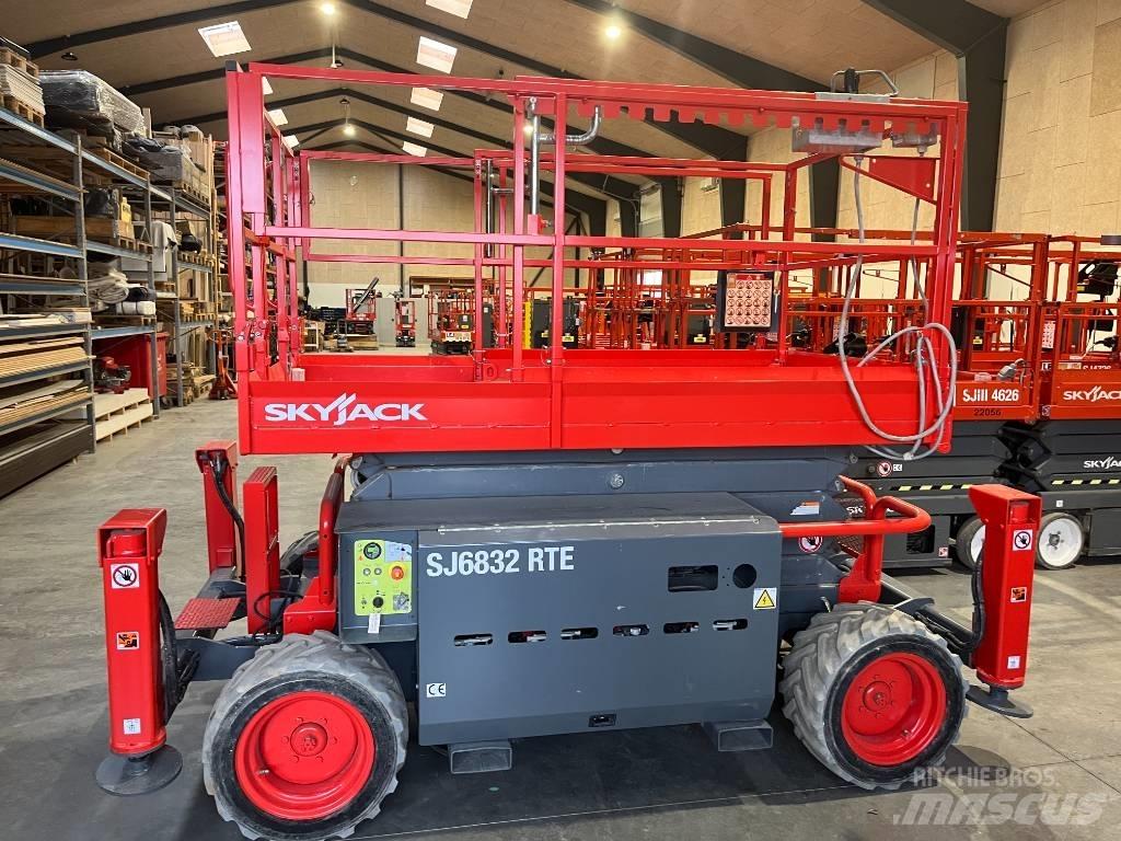 SkyJack SJ 6832 RTE Ollós emelők