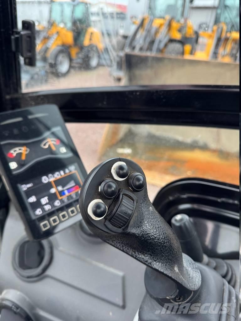 CAT 301.8 Mini kotrók < 7t