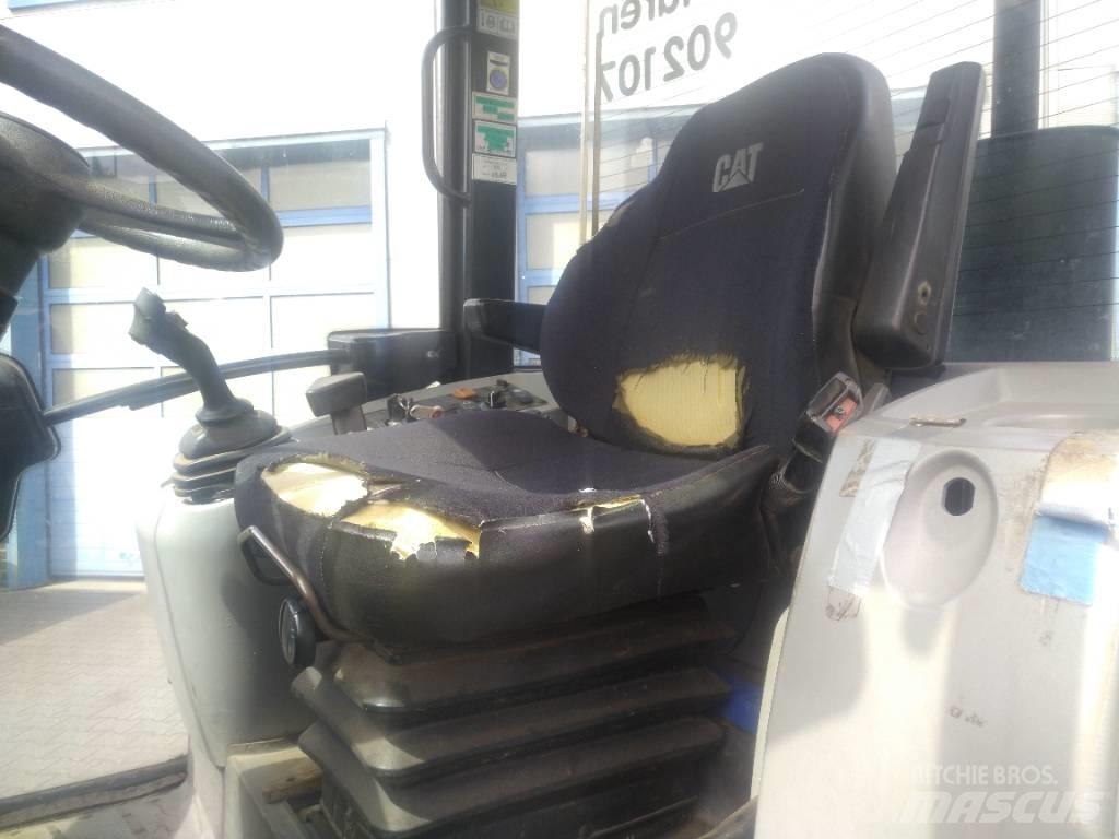 CAT 907 H Gumikerekes homlokrakodók