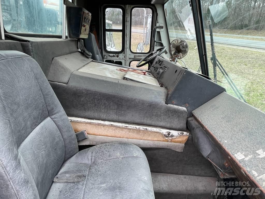 Mack LEU613 Fülkés alváz