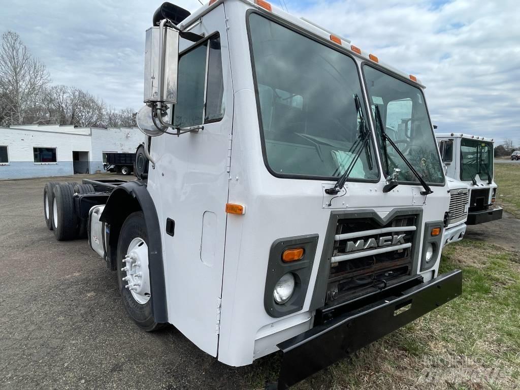 Mack LEU613 Fülkés alváz