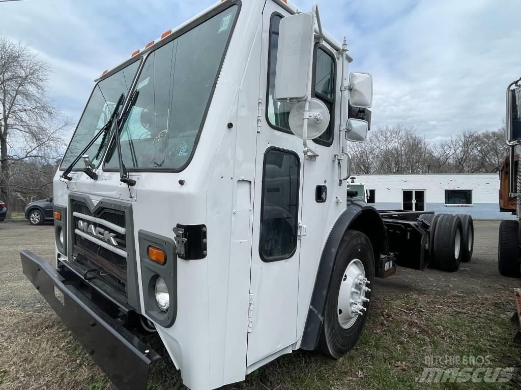Mack LEU613 Fülkés alváz