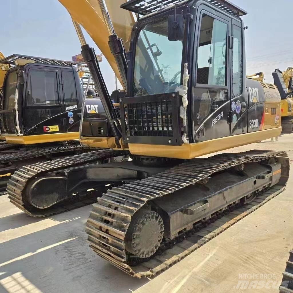 CAT 323 D L Lánctalpas kotrók