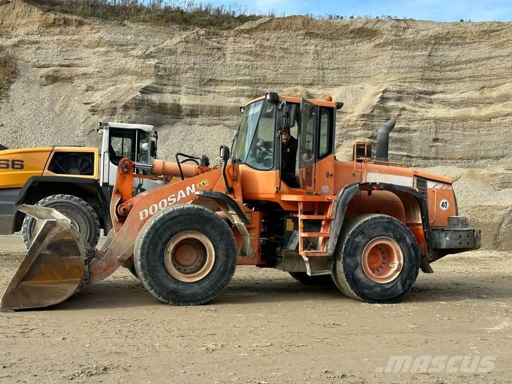 Doosan DL 300 Gumikerekes homlokrakodók