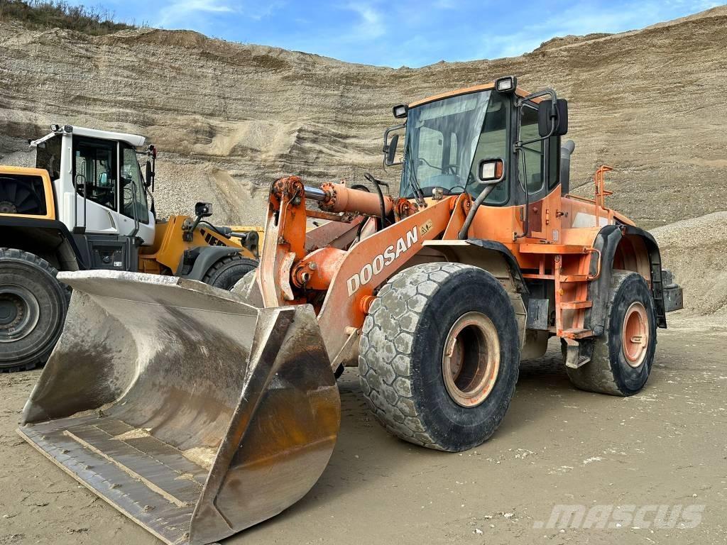 Doosan DL 300 Gumikerekes homlokrakodók