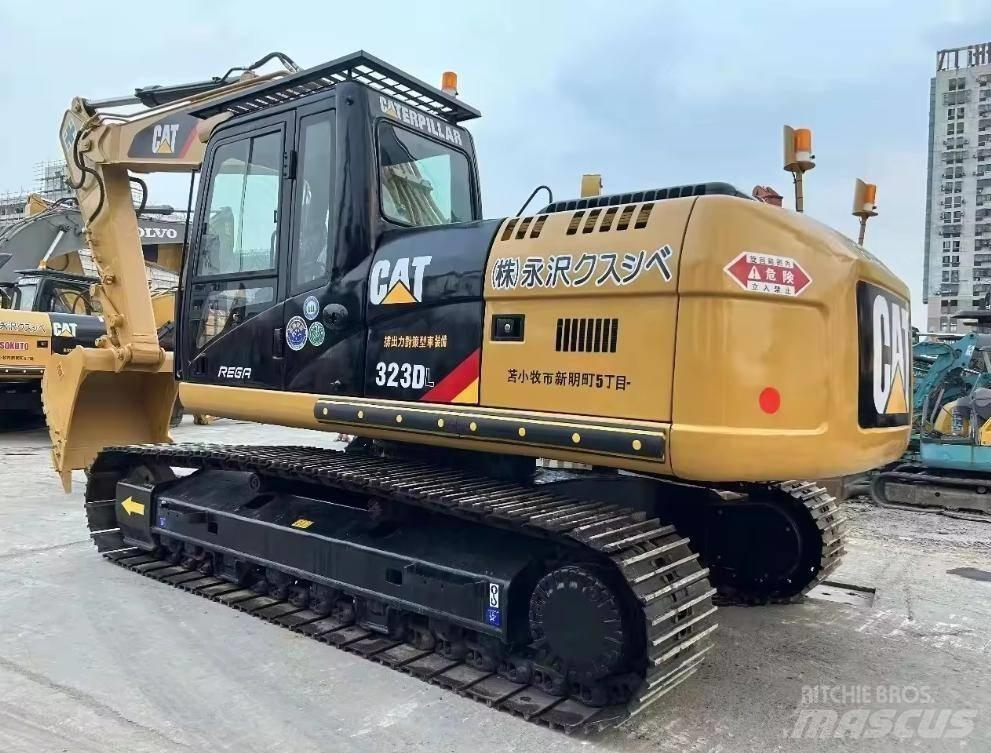 CAT 323 Lánctalpas kotrók