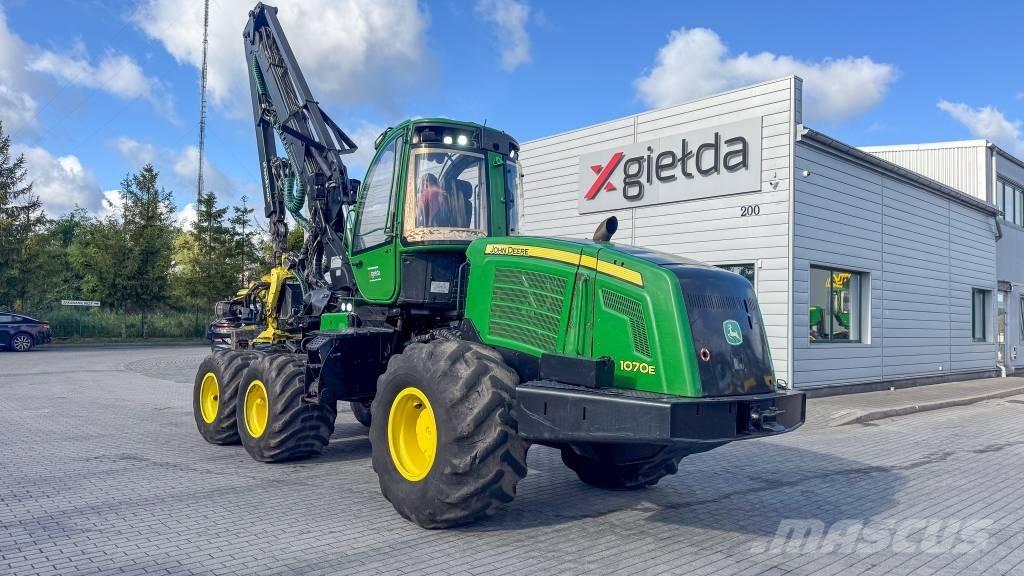 John Deere 1070 E Betakarítók
