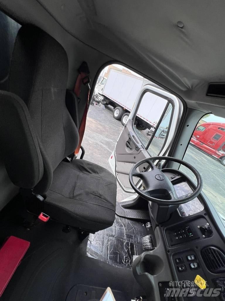 Freightliner M 106 Platós / Ponyvás teherautók