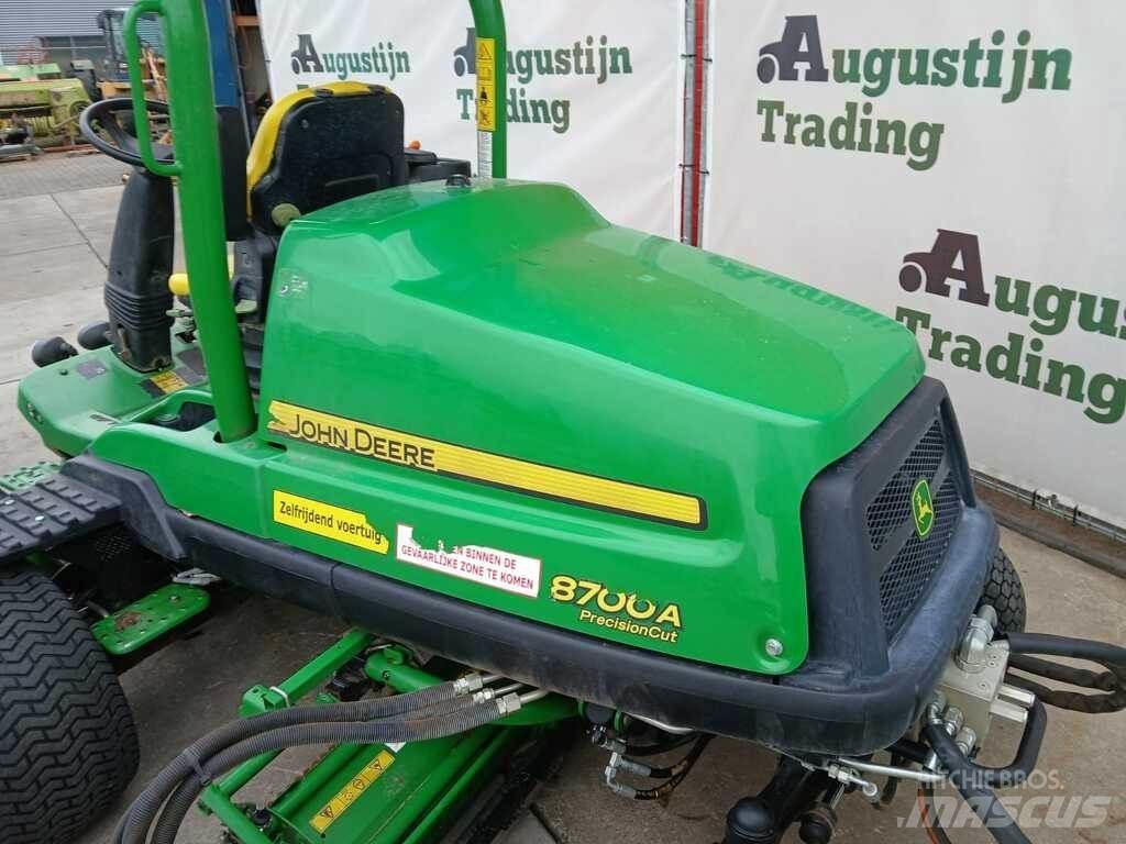 John Deere 8700 A Ráülős fűnyírók