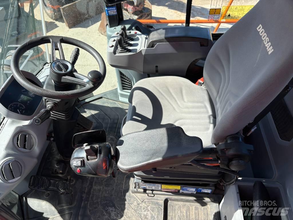 Develon DL480-7 Gumikerekes homlokrakodók