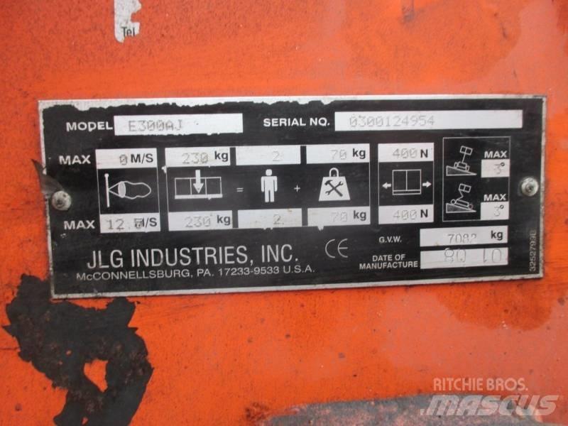 JLG E 300 AJ Karos emelők