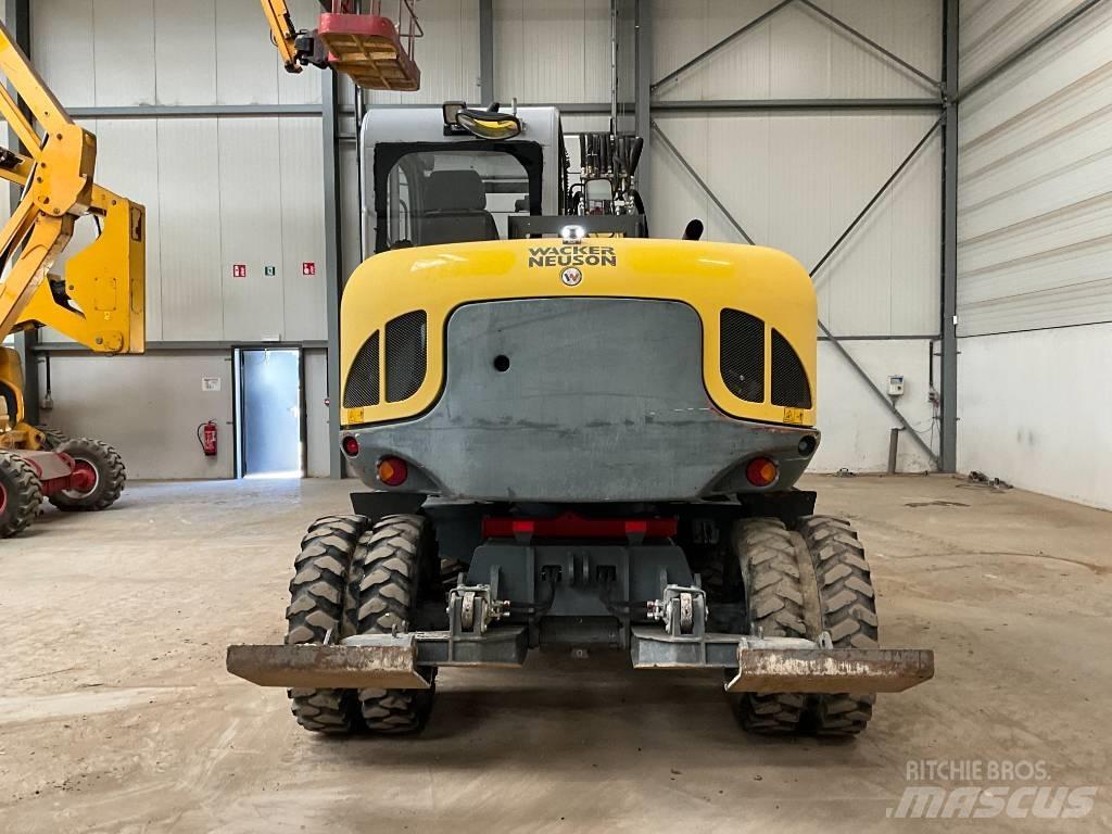 Neuson EW 100 Gumikerekes kotrók