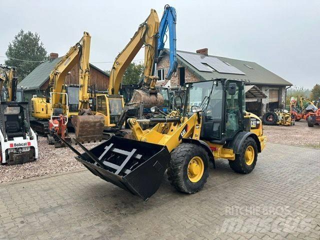 CAT  906M Gumikerekes homlokrakodók
