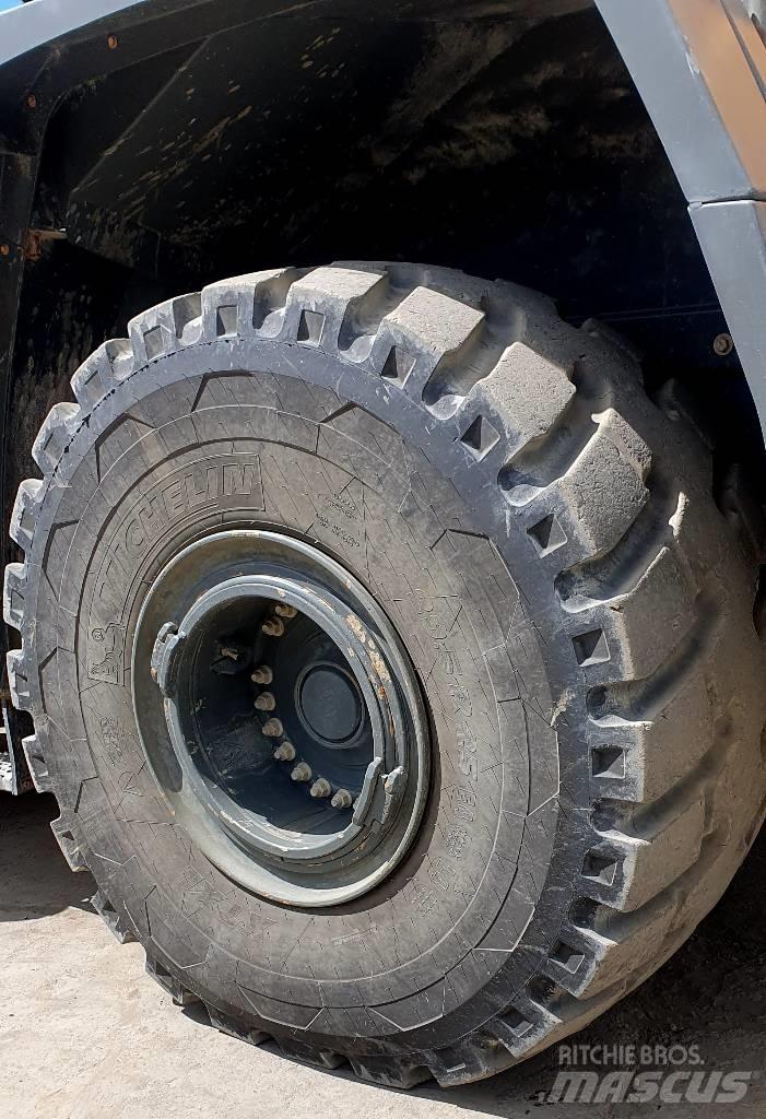 Liebherr L 586 Gumikerekes homlokrakodók