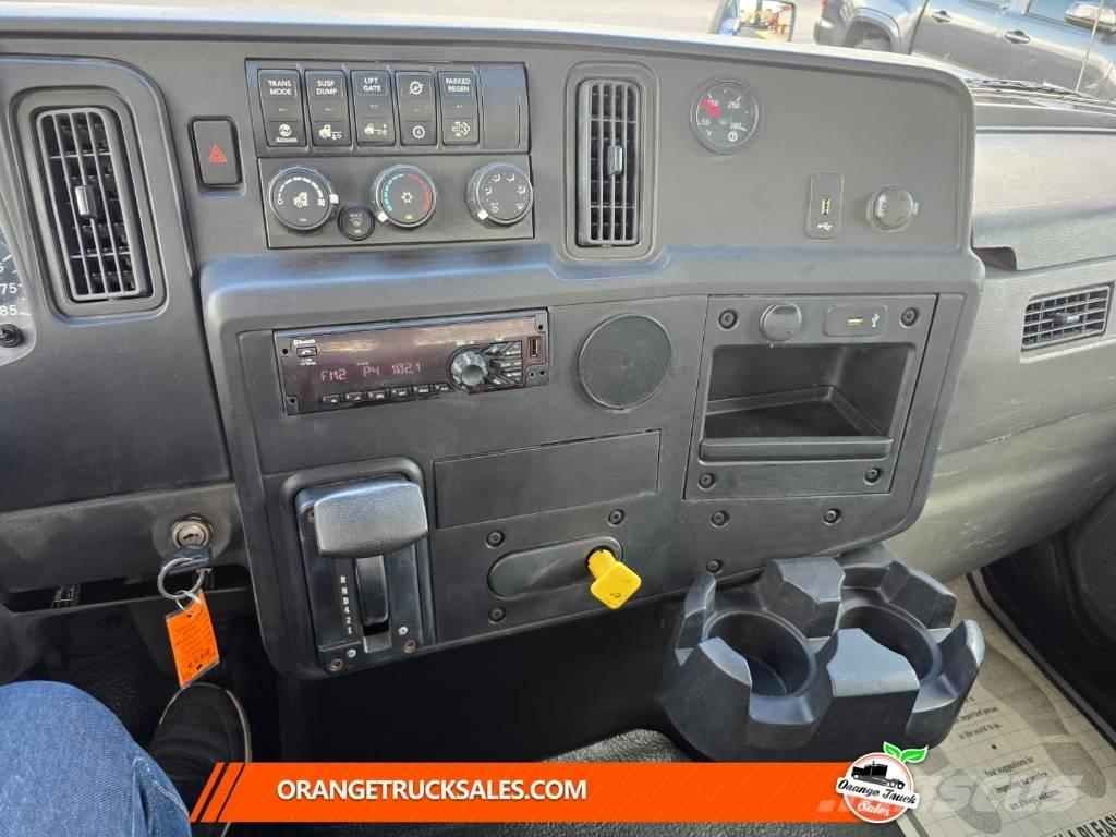 International MV607 Platós / Ponyvás teherautók