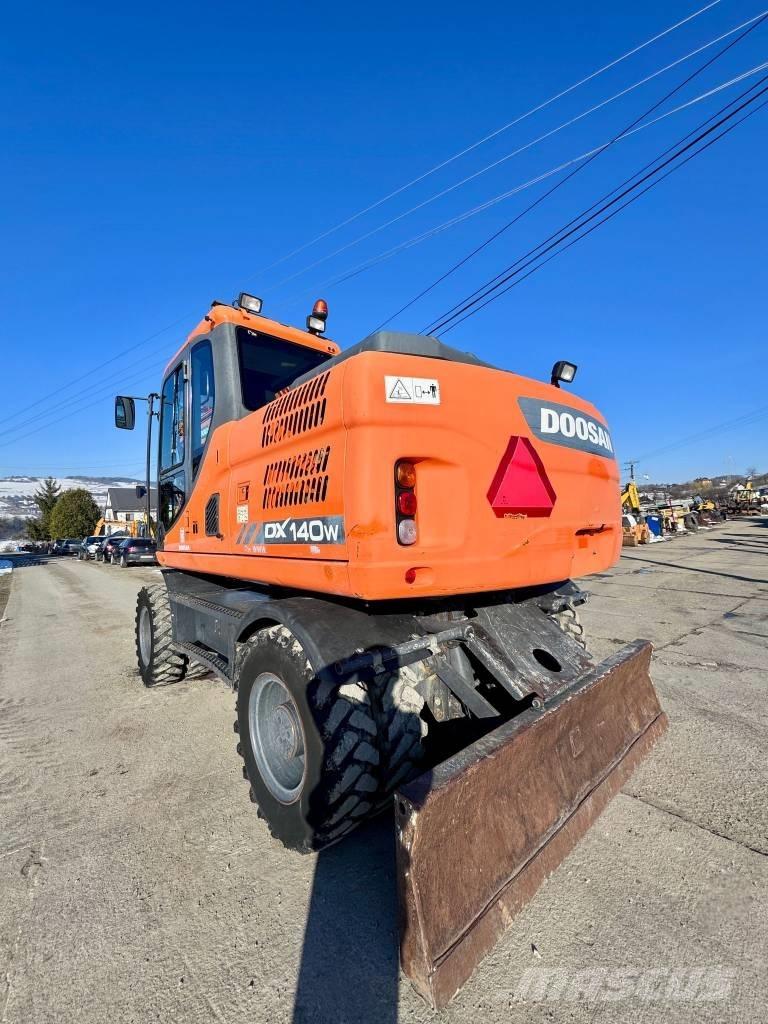 Doosan DX 140 W-3 Gumikerekes kotrók